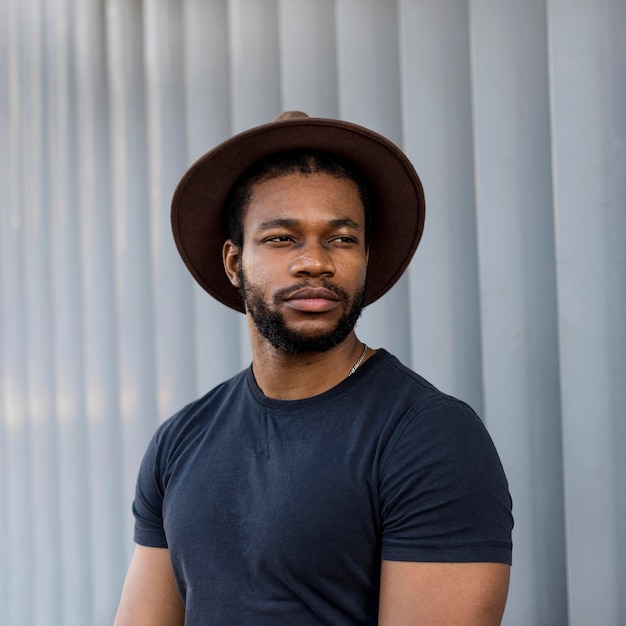 Photo gratuite homme afro-américain portant un chapeau élégant