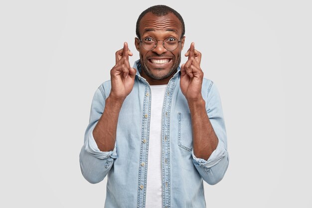 Homme afro-américain portant des lunettes rondes et une chemise en jean