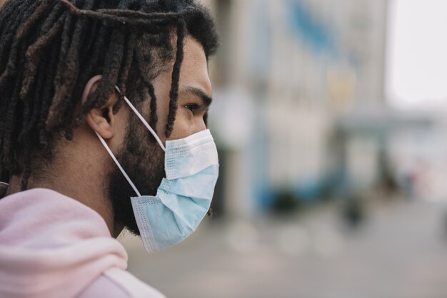 Homme afro-américain portant un masque médical