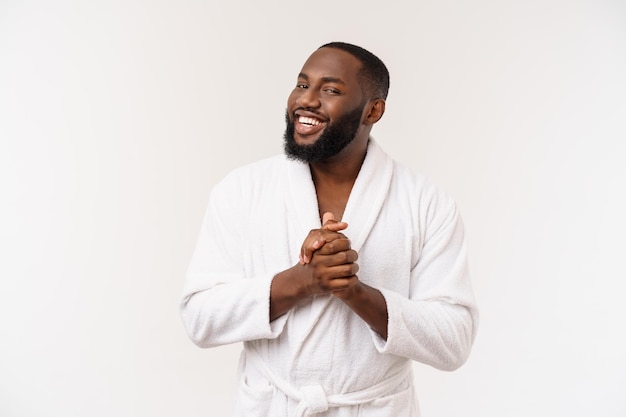 Photo gratuite homme afro-américain portant un peignoir avec surprise et émotion heureuse isolé sur fond blanc
