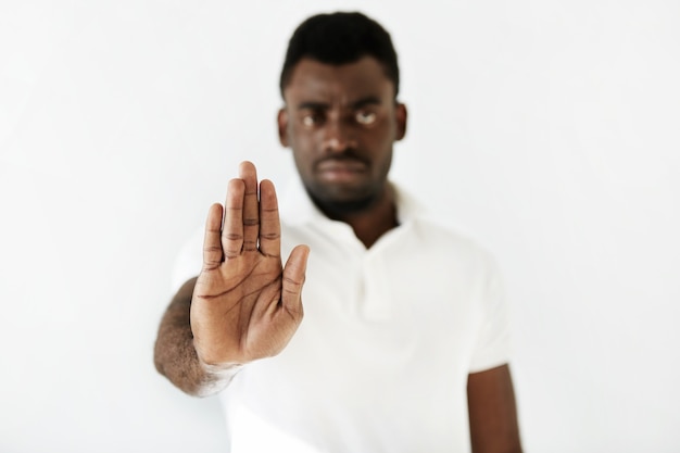 Homme afro-américain portant un t-shirt blanc