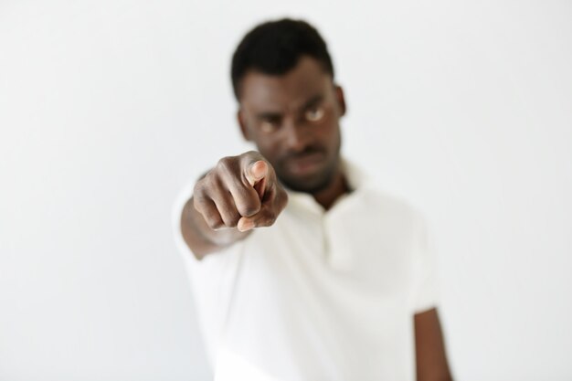 Homme afro-américain portant un t-shirt blanc