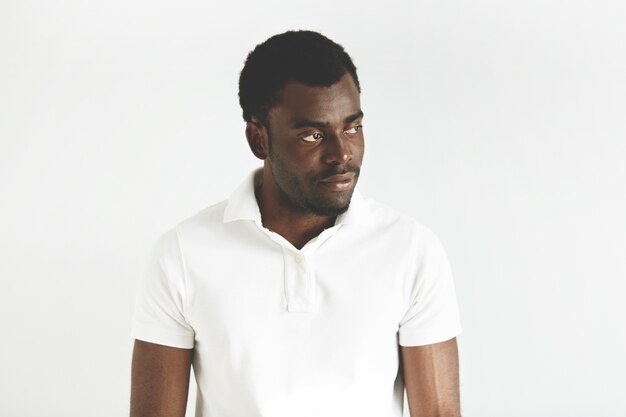 Homme afro-américain portant un t-shirt blanc