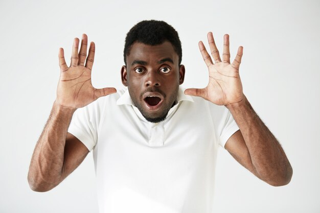 Homme afro-américain portant un t-shirt blanc