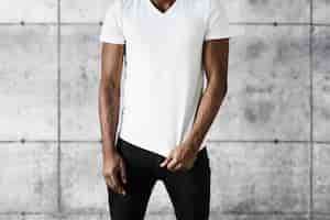 Photo gratuite homme afro-américain portant un t-shirt blanc