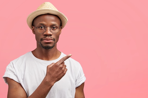 Homme afro-américain, porter, chapeau paille