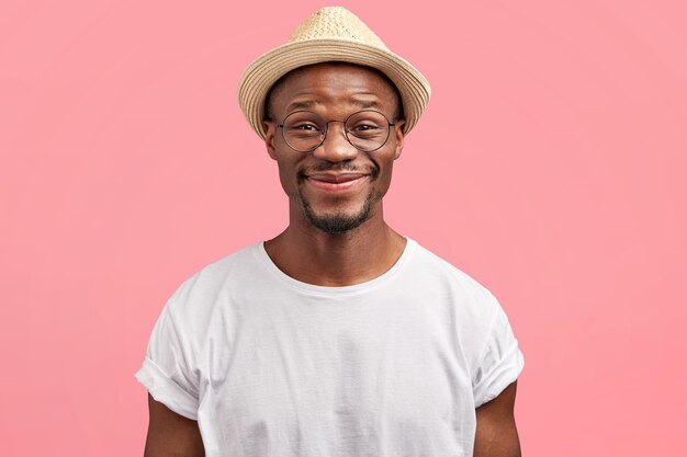 Homme afro-américain, porter, chapeau paille