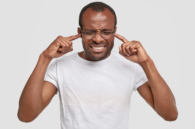 Homme afro-américain, porter, lunettes rondes