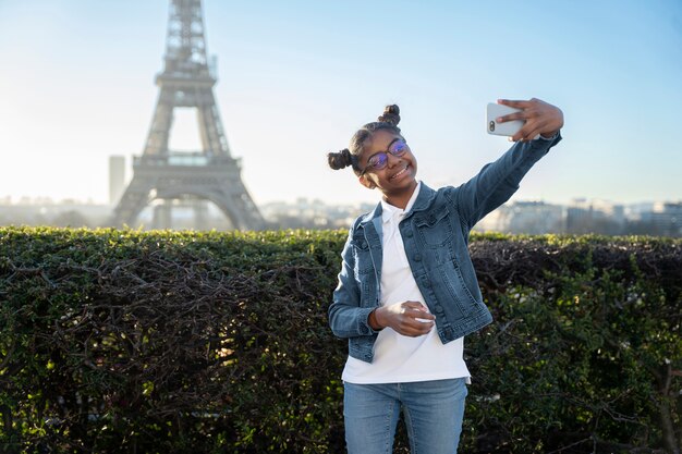 Homme afro-américain prenant une photo lors de son voyage à paris