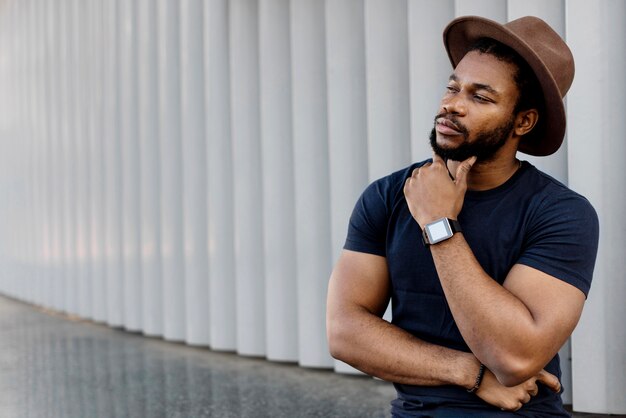 Homme afro-américain à la réflexion avec espace copie