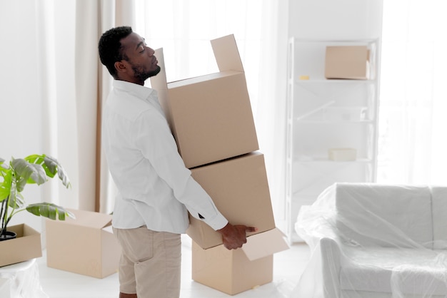 Homme afro-américain se préparant sa nouvelle maison pour emménager