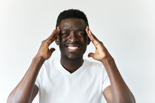 Homme afro-américain en t-shirt blanc