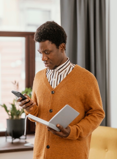 Photo gratuite homme afro-américain travaillant à distance de son domicile