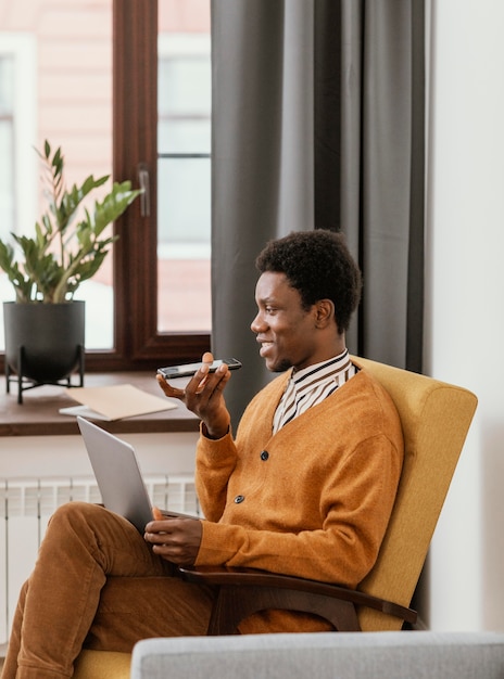 Homme afro-américain travaillant à distance de son domicile