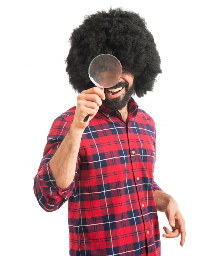 Photo gratuit homme afro avec une loupe