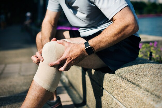 Homme âgé blessé au genou