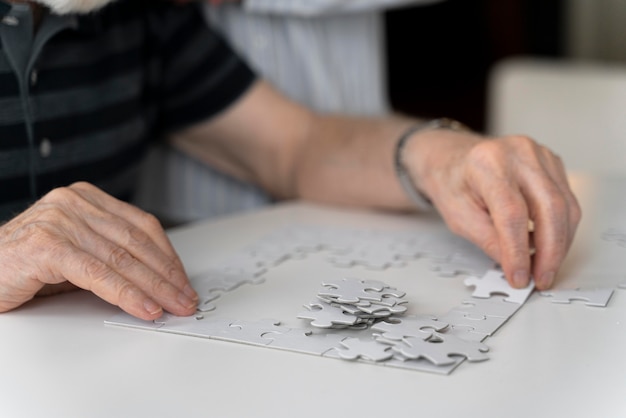 Homme âgé confronté à la maladie d'Alzheimer