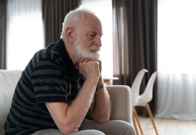 Photo gratuite homme âgé confronté à la maladie d'alzheimer