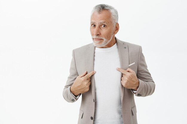 Homme âgé confus et choqué se montrant perplexe