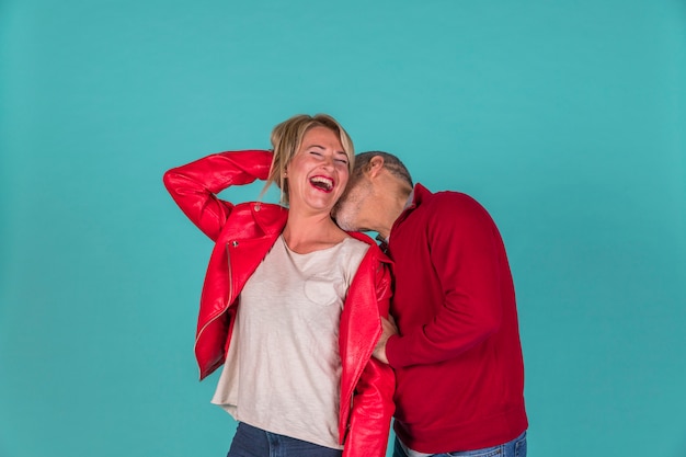 Homme âgé embrasse une femme souriante