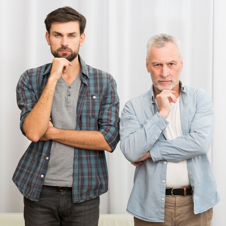 Photo gratuit homme âgé et jeune homme avec les mains près du menton