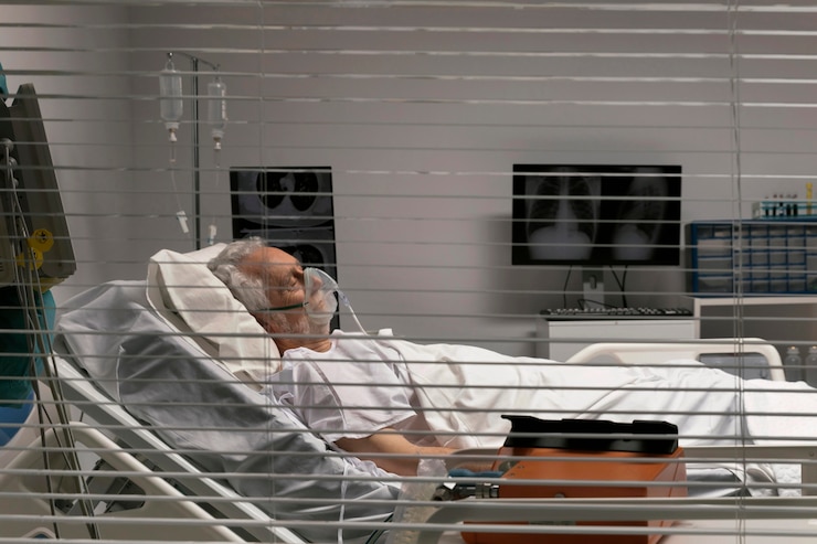 Photo gratuit homme âgé malade restant au lit