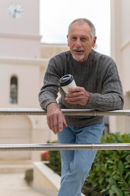 Photo gratuite homme âgé moderne à l'extérieur