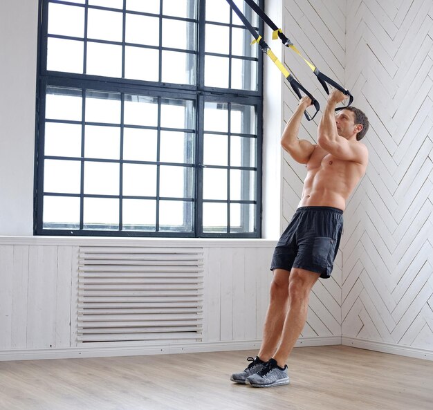 Homme d'âge moyen faisant des entraînements de fitness à la maison.