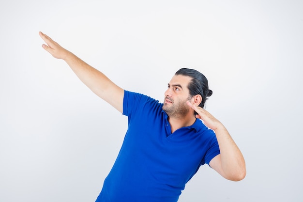 Homme d'âge moyen faisant une pose