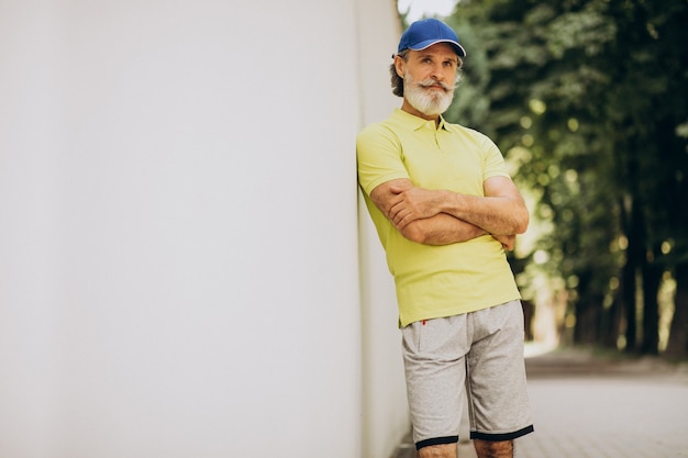 Photo gratuite homme d'âge moyen jogging dans le parc