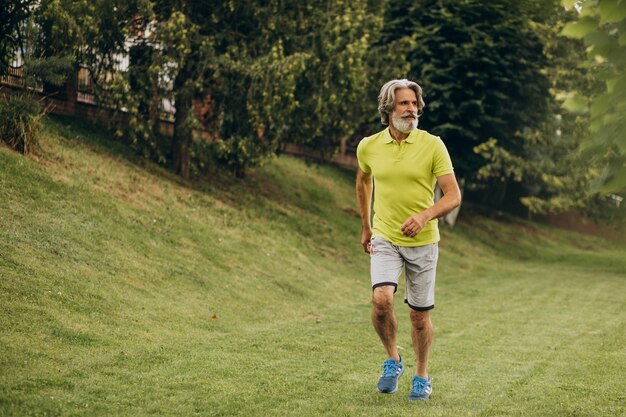 Homme d'âge moyen jogging dans le parc