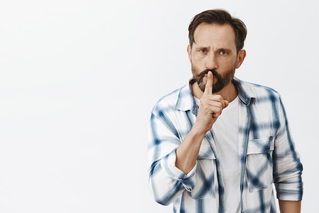 Homme d'âge mûr barbu en colère posant