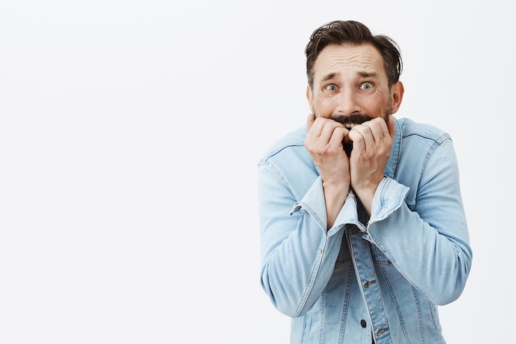 Photo gratuit homme d'âge mûr barbu effrayé posant