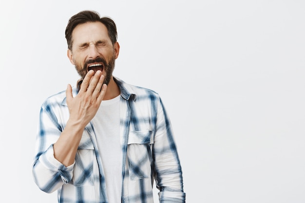 Homme d'âge mûr barbu fatigué posant