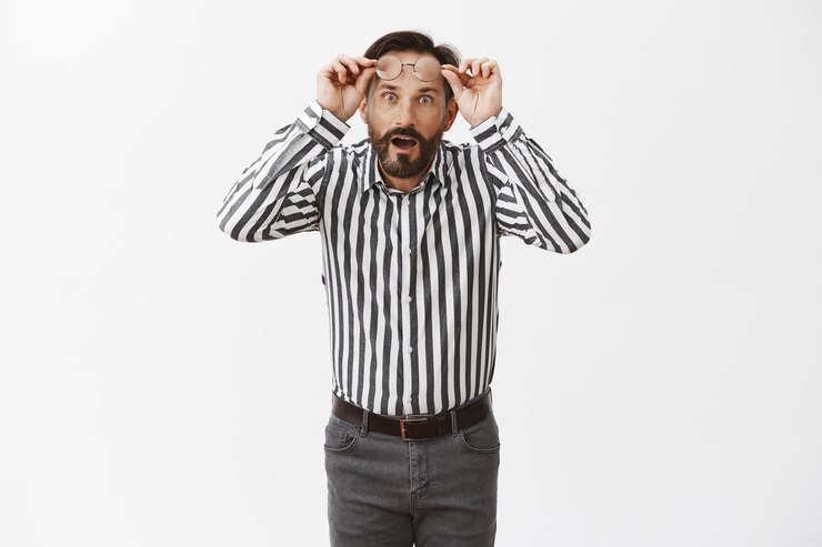 Photo gratuit homme d'âge mûr barbu impressionné et surpris posant