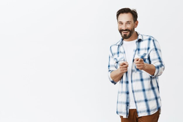 Homme d'âge mûr barbu souriant gai posant