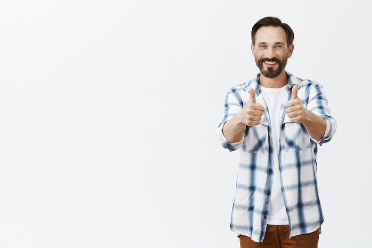 Photo gratuit homme d'âge mûr barbu souriant gai posant