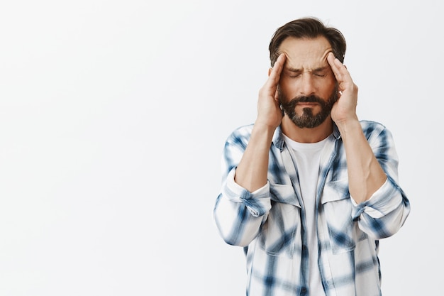 Homme d'âge mûr barbu stressé posant