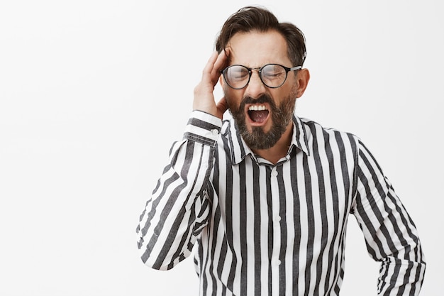 Photo gratuite homme d'âge mûr barbu tendu et stressé posant