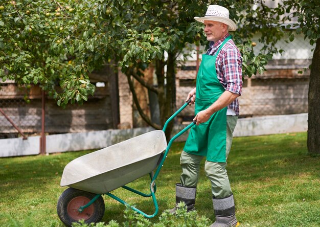 Homme d'âge mûr qui travaille dur dans le jardin