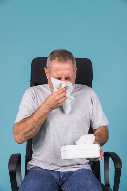 Homme d&#39;âge mûr se moucher le nez