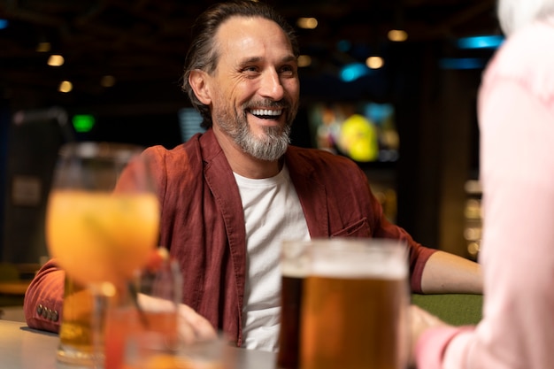 Homme âgé riant dans un restaurant