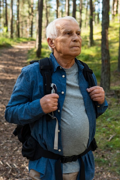 Homme âgé avec sac à dos, explorer la nature