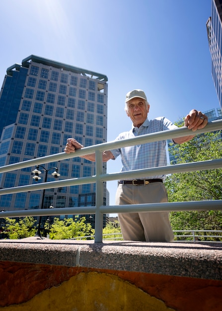 Photo gratuite homme âgé se promenant à l'extérieur de la ville