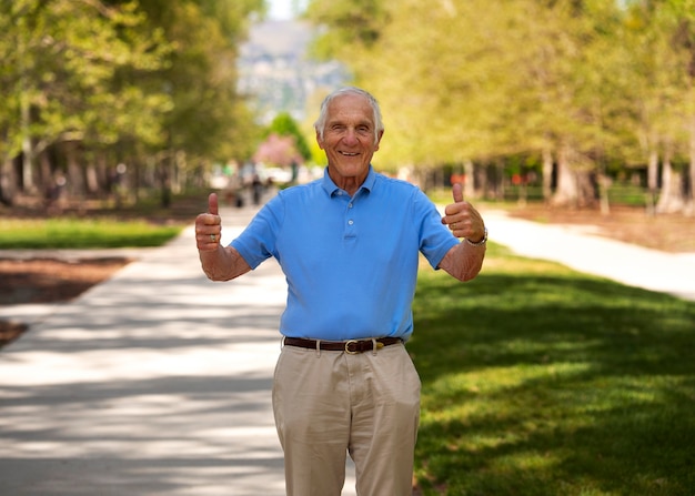 Photo gratuite homme âgé se promenant à l'extérieur de la ville