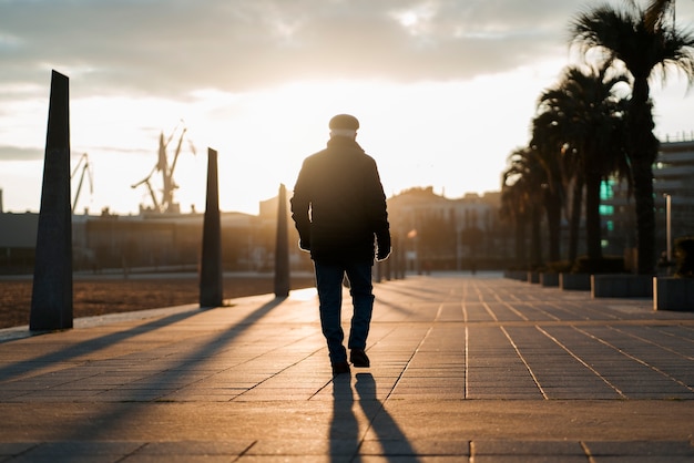 Homme âgé se promenant