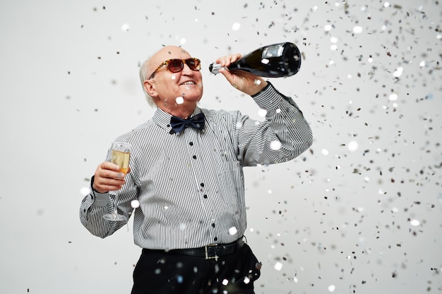 Photo gratuite homme âgé se souvenant de sa jeunesse