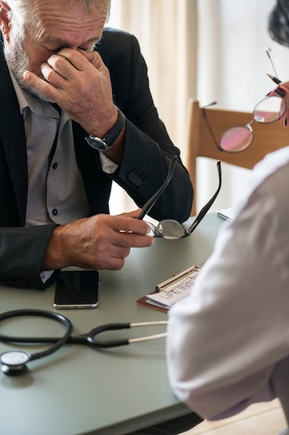 Homme âgé souffrant de maladie stressée