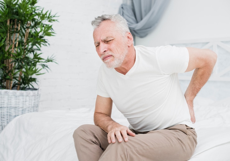 Photo gratuit homme âgé souffrant de maux de dos