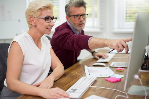 Homme aidant son partenaire au travail